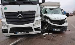Tır ile kamyonet çarpıştı: 2 yaralı