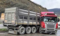 Tır makasladı: Sürücü yaralandı