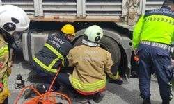 Tır şoförü, kendi tırını tamir ettiği esnada aracın hareket etmesiyle ezilerek can verdi