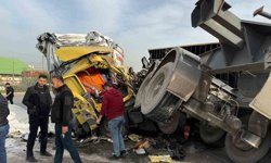 Tırların çarpıştığı feci kaza kamerada