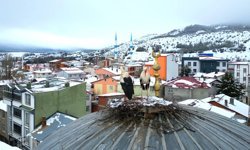 Tokat'ın Başçiftlik ilçesine 25 yıl sonra dönen leylekler, nisan ayında kar altında kaldı
