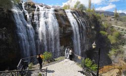 Tortum Şelalesi baharın gelişiyle coştu