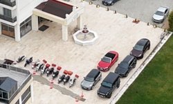 Tutuklu Başkan Yalım'ın sevgilisine aldığı milyonluk otomobil ve diğer araçlar, kayyım atanan otele getirildi