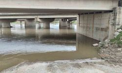 Yağmurdan yükselen dere, aracıyla köprü altından geçmek isteyen yaşlı adamı yuttu