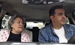 Yaşlı kadın evinin yolunu kaybetti, yardımsever taksici ailesine kavuşturdu