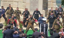 Yeni Zelanda askerleri, atalarını 'haka' dansıyla andı