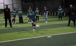 Yeşil sahadaki performanslarıyla erkeklere taş çıkaran kadınlar, halı saha maçında doyasıya eğlendiler