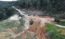 Yol çöktü, mahalleli 3 aydır tarlasına yürüyerek gidiyor