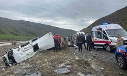 Yolcu minibüsü dere yatağına yuvarlandı: 16 yaralı