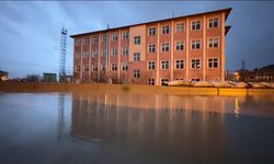 Yüksekova'da bir okul sular içinde kaldı