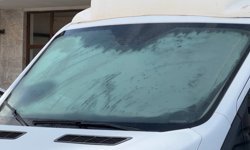 Yüksekova'da dondurucu soğuklar: Araçlar ve çatılar buz tuttu