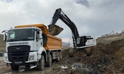 Yüksekova'da heyelan nedeniyle tek şeridi 19 gündür kapalı olan yol temizleniyor