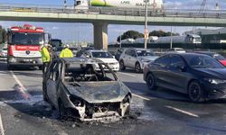 Zeytinburnu sahil yolunda otomobil alev alev yandı