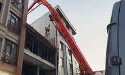 Zeytinburnu'nda beton dökme çalışması sırasında yan binanın duvarı çöktü