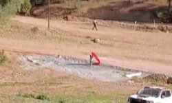 14 yaşındaki Yusuf, yere düşen bayrağı almak için piste koştu