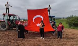 19 Mayıs'ı kekik ektikleri tarlada kutladılar