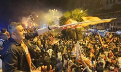 45 günlük Sare bebek, Galatasaray'ın şampiyonluk kutlamasında