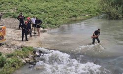 Adana'da Karaçay Nehri'nde mahsur kalan kamyondaki 2 kişi kurtarıldı