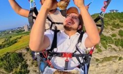 Adana'da yamaç paraşütünde şırdan keyfi: 'Adanalı havada da yer'