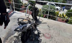 Alev alev yanan motosiklete motosikletli kuryeden müdahale