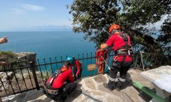 Antalya'da 40 metrelik falezlerde temizlik operasyonu