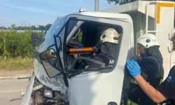 Antalya'da iki kamyonet çarpıştı: 2 yaralı