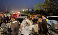 Antalya'da kontrolden çıkan otomobil park halindeki araçları hurdaya çevirdi: 4 yaralı