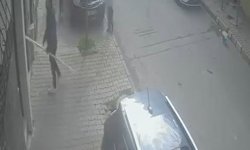 Arnavutköy'de dehşet anları: Çocuklara saldırdı, bina sakinlerine bıçak çekti