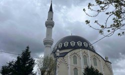 Arnavutköy'de rüzgarın etkisiyle caminin minaresi sallandı, iki bina tahliye edildi