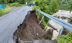 Artvin'de dere taştı, 5 köyün ulaşımını sağlayan yol hasar gördü