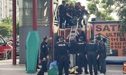 Asansör boşluğunda sıkışan genç hayatını kaybetti