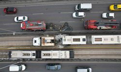 Avcılar'da metrobüste yangın: Dumanlar yükseldi, yolcular tahliye edildi