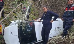 Ayvacık'ta otomobil uçuruma yuvarlandı, sürücü yaralandı