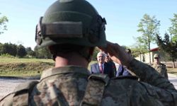 Bakan Güler, Edirne'de Mehmetçikle bayramlaştı