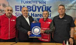 Bartın protokolü kurban bağışını Kızılay'a yaptı