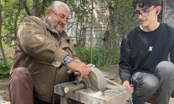 Bedensel engelli baba, oğluyla birlikte bıçak bileyerek geçimini sağlıyor