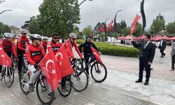 Bolu'da ellerinde Türk bayraklarıyla Gençlik Haftası'nda pedal çevirdiler