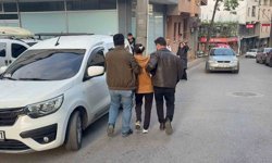 ''Bu araç benim'' diyerek hırsızlık için girdiği araçtan inmeyen kadın tutuklandı