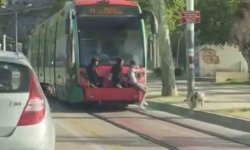 Bursa'da gençlerin tramvay arkasındaki tehlikeli yolculuğu kamerada