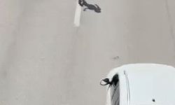 Canını hiçe sayarak akan trafikte böyle yürüdü
