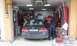 Çay içmeye geldiler, fren yerine gaza basınca gözlükçüye daldılar