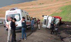 Cizre'de peş peşe kazalardan sonra vatandaşlar karayolunu ulaşıma kapattı