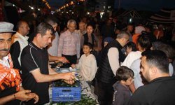 Çocukluğunda yediği salatalığı unutamayan muhtar 1 ton salatalık dağıttı