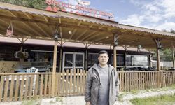 Deniz kenarında ayının balık keyfi, cep telefonu kamerasına yansıdı