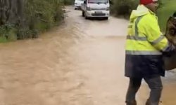 Dere taşkını yolu esir aldı, araçlar kontak kapattı