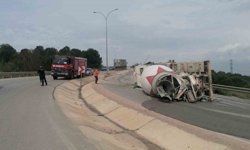 Devrilen beton mikserinin sürücüsü yaralandı