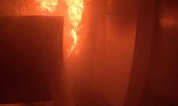Diyarbakır'da itfaiye erlerinin yangına müdahalesi ve bebekleri kurtarması kask kamerasına yansıdı