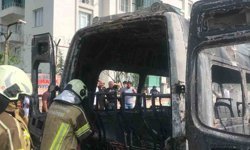 Diyarbakır'da park halindeki minibüs küle döndü