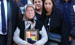 Duruşmaya oğlunun portresiyle gelen anne: 'Ne olur bir an önce ceza verin de buralara gelmeyeyim'