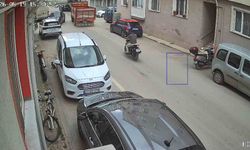 Edirne'de aynı sokakta yarım saat arayla iki kaza kameralara yansıdı